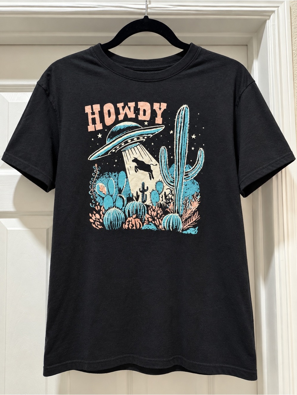 Goodfellow & Co. “Howdy” UFO Cow Graphic Tee – Size Medium
